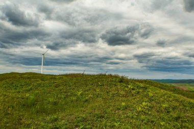 Yeşil çimenlerle ve bulutlu gökyüzüyle güzel bir manzara.
