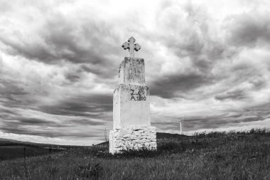 Taş bir haçın güzel bir görüntüsü.