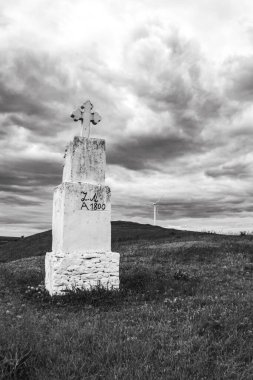 Mezarlıktaki bir haçın dikey çekimi.