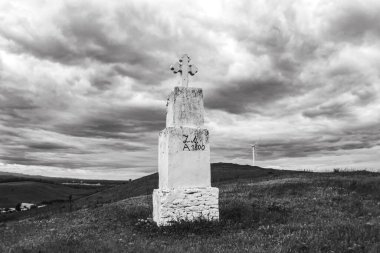 bir mezarlığın siyah beyaz fotoğrafı