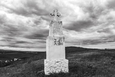 Eski mezarlığın üzerinde siyah beyaz bulutlar