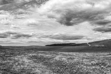 Bulutları ve mavi gökyüzü olan güzel bir manzara.