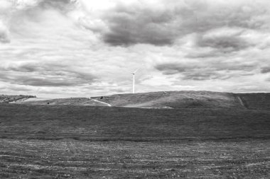 bir dağ manzarasının siyah beyaz fotoğrafı