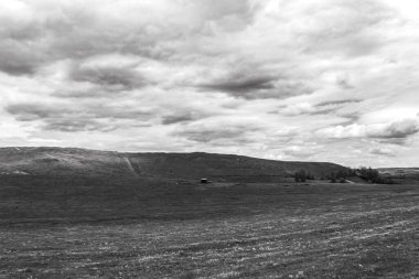 Güzel dağ manzarası ve dağlardaki bulutlar.