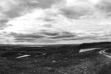 Siyah yol ve arka planda dağlar