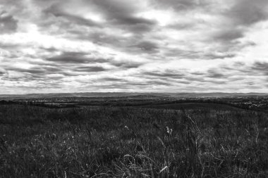 Dağları ve bulutlu gökyüzü olan güzel bir manzara.