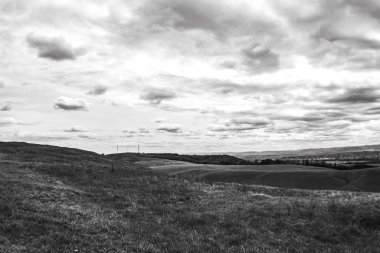 Dağlarda siyah beyaz bulutlar