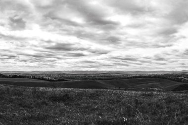 Dağlardaki siyah ve beyaz manzaralar