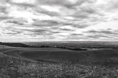 Dağları ve bulutlu gökyüzü olan güzel bir manzara.