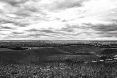 Dağlarda siyah beyaz bulutlar