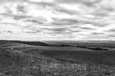 Dağların siyah beyaz fotoğrafı