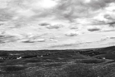 Gökyüzünde siyah ve beyaz bulutlar