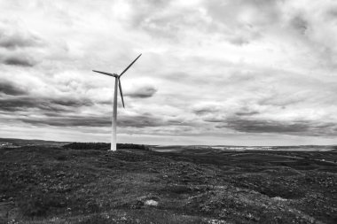 İspanya 'da bulutlu gökyüzünün altında bir yel değirmeninin dikey çekimi