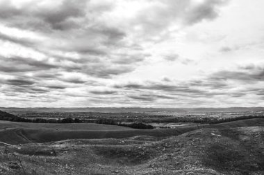 Arkasında bir dağ olan güzel bir manzara.