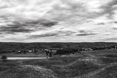 Kırsal kesimdeki köyün siyah ve beyaz manzarası
