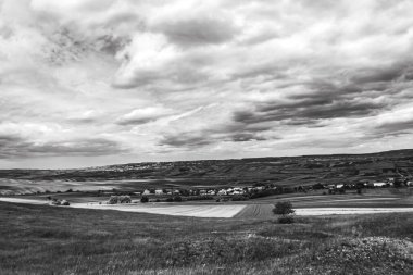 Dağları ve bulutlu gökyüzü olan güzel bir manzara.