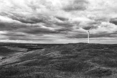 Dağlardaki bir tarlada rüzgar türbinleri
