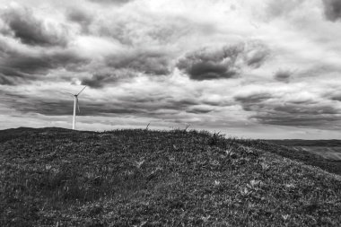 Dağlarda rüzgar türbini