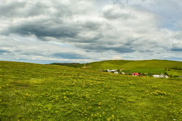 yeşil alan ve bulutlu arkaplanlı dağlar