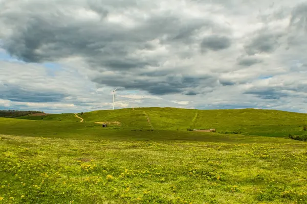 güzel yeşil alan ve mavi gökyüzü bulutlu