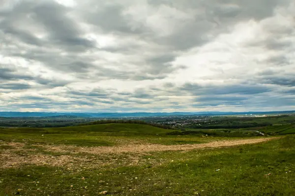 Yazın bulutlu mavi gökyüzü