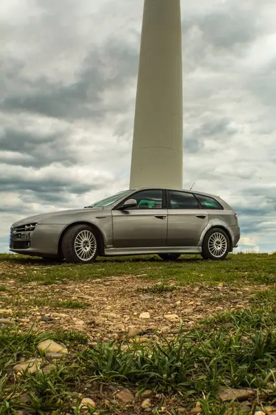 Ormandaki eski araba.