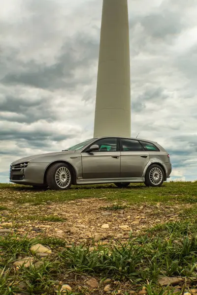 Şehirde eski bir araba var.