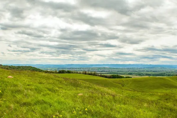 Nehir ve gölü olan güzel bir manzara.
