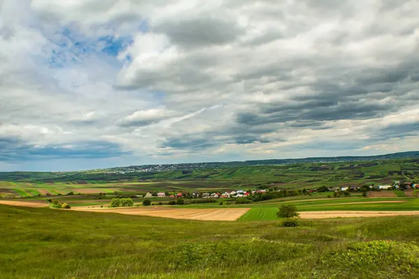 Bulutları ve mavi gökyüzü olan güzel bir manzara..
