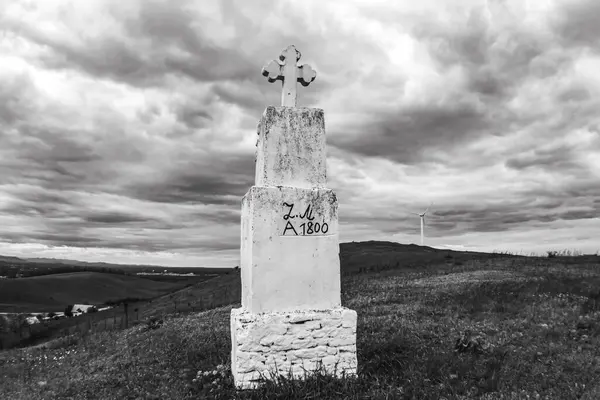 Eski mezarlığın üzerinde siyah beyaz bulutlar