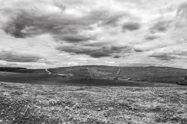 Bulutlu bir günde güzel bir manzara