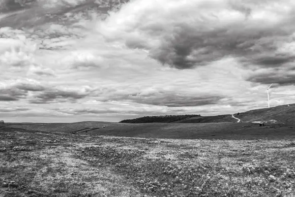 Bulutları ve mavi gökyüzü olan güzel bir manzara.