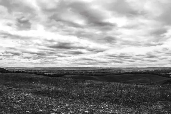 Arkasında bir dağ olan güzel bir manzara.