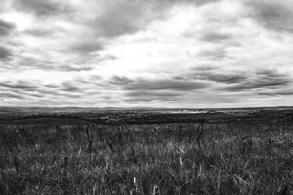 Bulutlu gökyüzünün gri tonlu görüntüsü