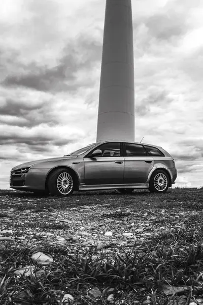 Modern bir arabanın siyah beyaz fotoğrafı.