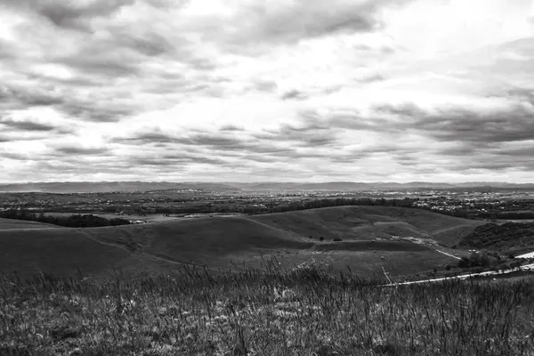 Dağlarda siyah beyaz bulutlar