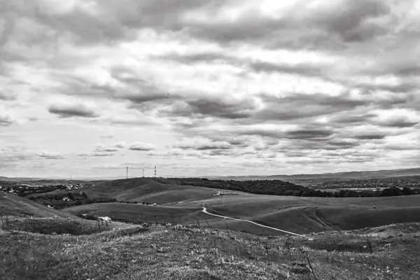 bir alanın arka planında siyah ve beyaz bulutlar