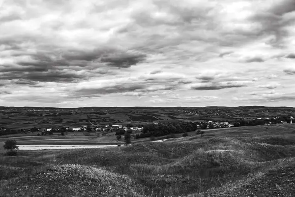 Kırsal kesimdeki köyün siyah ve beyaz manzarası