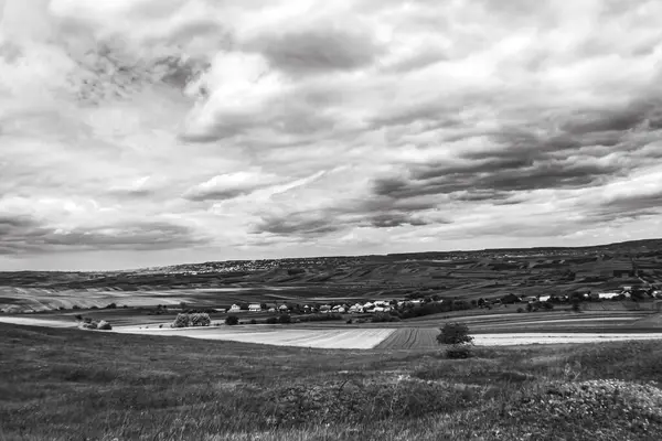 Dağları ve bulutlu gökyüzü olan güzel bir manzara.