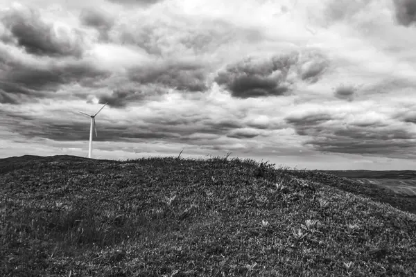 Dağlarda rüzgar türbini