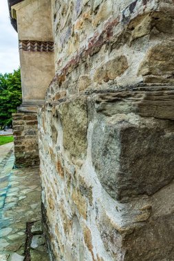 Şehrin eski taş duvarı.