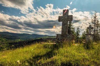 Kilisenin haçı tepenin üstünde.