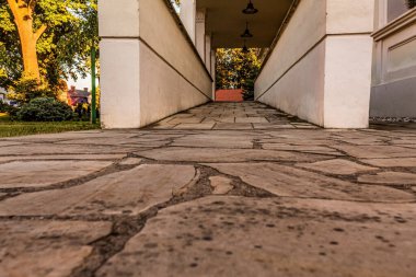 Adımlarla parka giden yol.