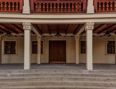 Ahşap merdivenleri ve pencereleri olan eski bir ev.