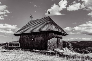 Dağlardaki eski ahır