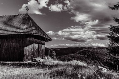 Dağlarda ahşap bir ev