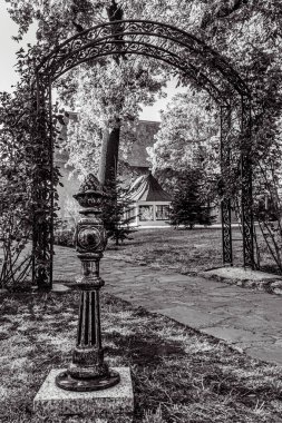 Güzel bir yaz gününde eski demir kapı.