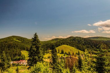 Dağ sırası olan güzel bir manzara.