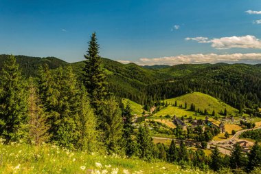 Dağlarda dağları olan güzel bir manzara.