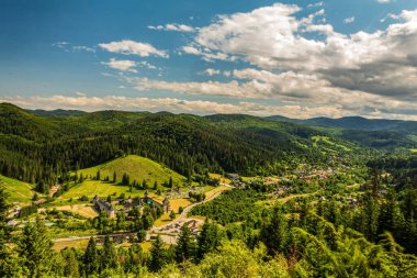 Yaz mevsiminde Karpat Dağlarının güzel manzarası